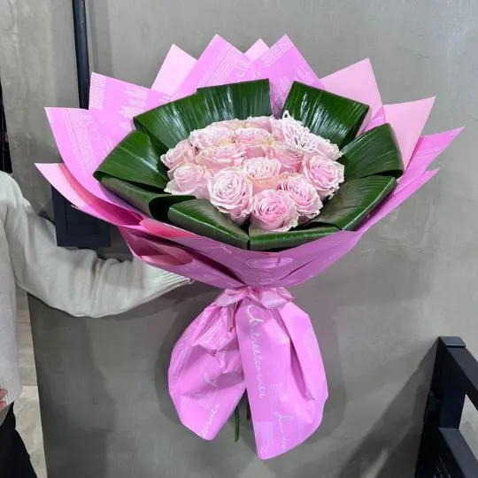 Ramo de 15 rosas rosadas con papel coreano